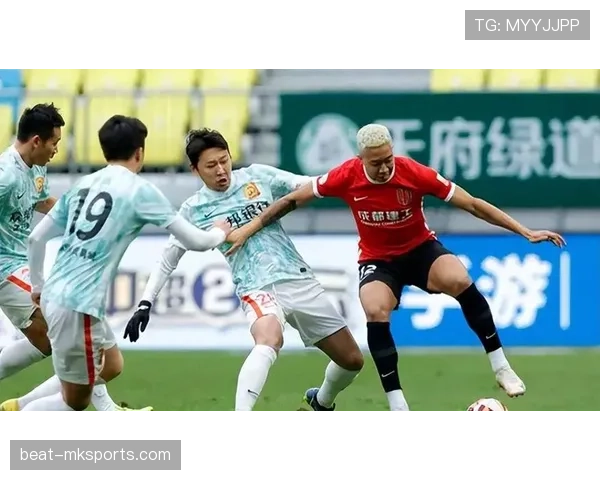 群体冲突判罚：为何多人围堵裁判反而只罚一人？