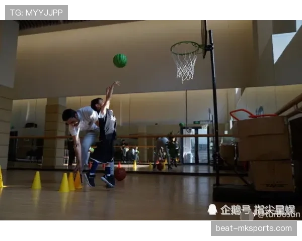 库里凌晨还吹范儿，豪宅里的篮球架都比我家客厅大！