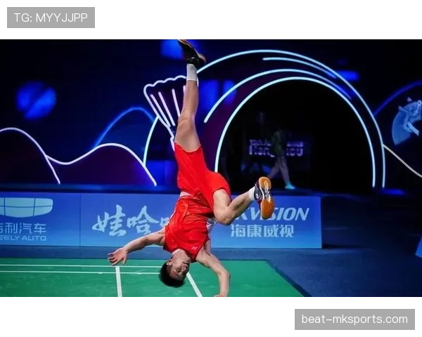 李诗沣下场那一刻把我看懵了，手上的表和拎的包活脱脱明星下班照